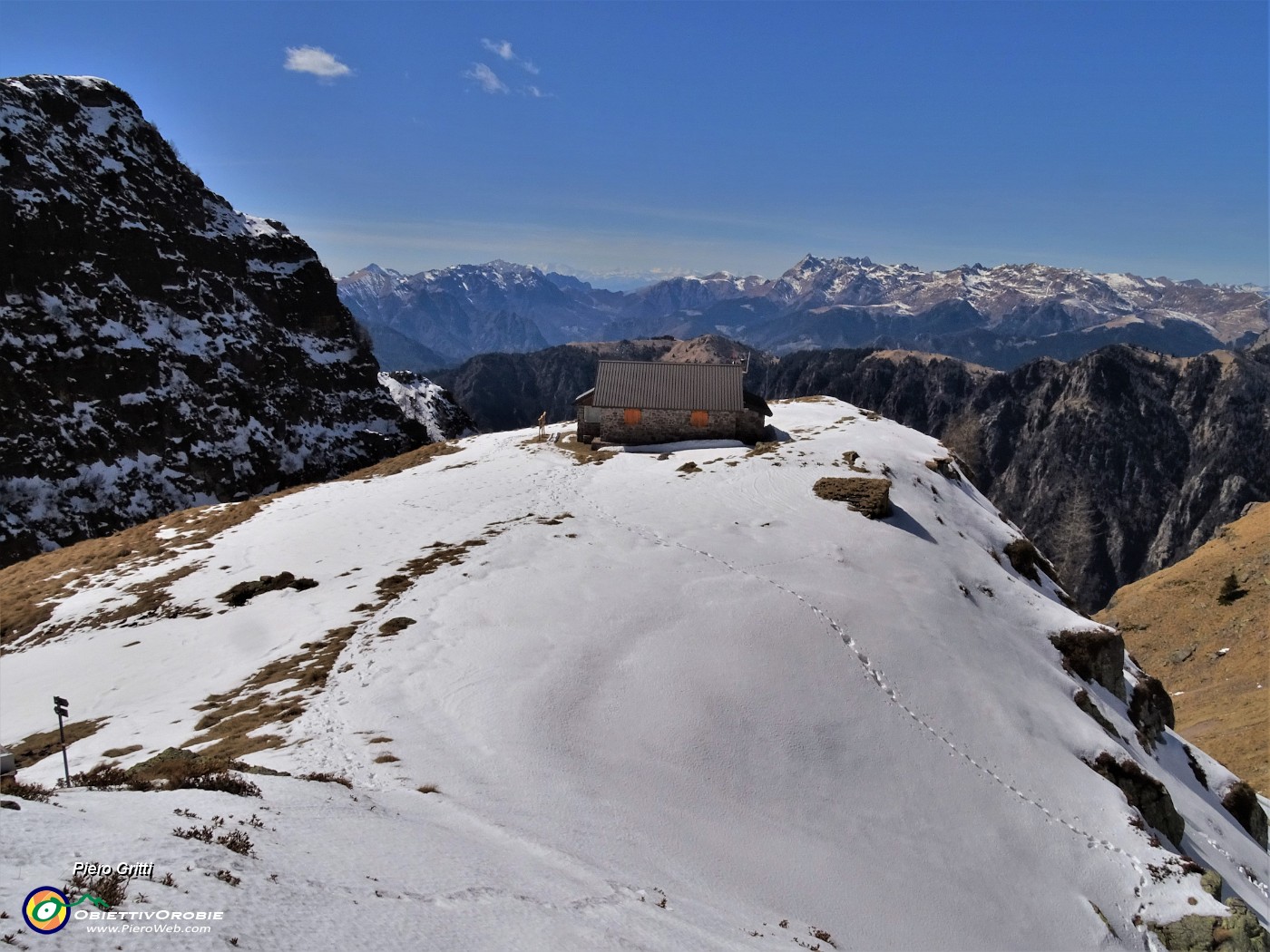 39 Bivacco Tre Pizzi (2050 m) appollaiato su sperone rivolto sulla Val Fondra sottostante.JPG